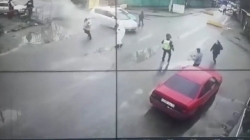 video lexus co tinh chen len voi phun nuoc khi linh cuu hoa dang tac nghiep