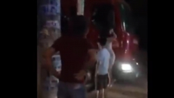 Video: Người phụ nữ kiên quyết chặn xe cứu hỏa vì lý do bất ngờ