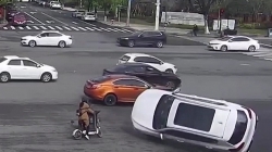 Video: Ô tô vượt đèn đỏ bị đâm lật nghiêng, suýt đè cô gái đi xe đạp điện