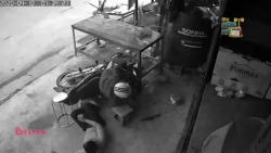 video nam thanh nien di xe may dung chan day o to giua pho ha noi