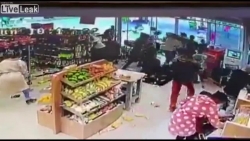 Video: Hàng chục người lao vào siêu thị cướp bóc khi đang phong tỏa vì COVID-19