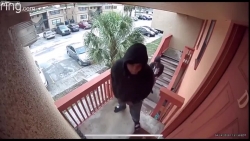 video nhom cuop dot nhap bi chu nha no sung bo chay toan loan