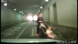 video o to phong nhu ten lua dam vang 2 nguoi phu nu roi bo chay