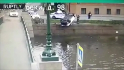 Video: Tài xế say rượu bị cảnh sát truy đuổi rồi tự gây tai nạn