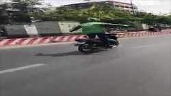 video thanh nien mac ao grab dien xiec tren xe may phong toc do cao