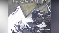 Video: Tên trộm bẻ khóa xe máy trong 3 giây rồi tẩu thoát giữa phố Sài Gòn