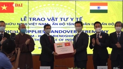 dai su gareth ward viet thu bieu duong hai chi em hoc sinh viet nam quyen gop 20000 khau trang giup anh chong covid 19
