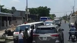 Video: Xe 7 chỗ lấn làn, vượt ẩu ép 2 xe cứu thương đang làm nhiệm vụ