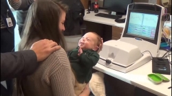 Video: Xúc động bé khiếm thính 3 tháng tuổi lần đầu tiên nghe giọng nói của bố mẹ