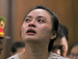 VKS đề nghị tử hình, Văn Kính Dương bình thản, Ngọc Miu bật khóc với án 20 năm
