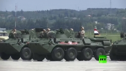 Video: Nga duyệt binh hoành tráng phô diễn sức mạnh ở Syria