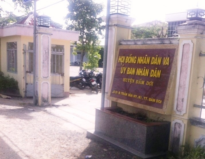 tin moi vu truong phong van hoa bi danh vi dua phu nu vao phong cong vu roi coi quan dai di don dep