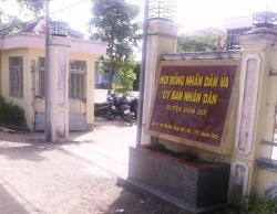 Tin mới vụ trưởng phòng văn hóa bị đánh vì đưa phụ nữ vào phòng công vụ rồi... cởi quần dài