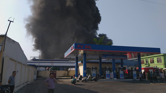 anh video cong ty nhua gan cay xang o hai phong boc chay du doi