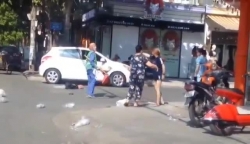 Sau vụ choảng nhau vì túi rác, nữ lao công và cô chủ shop nói gì?