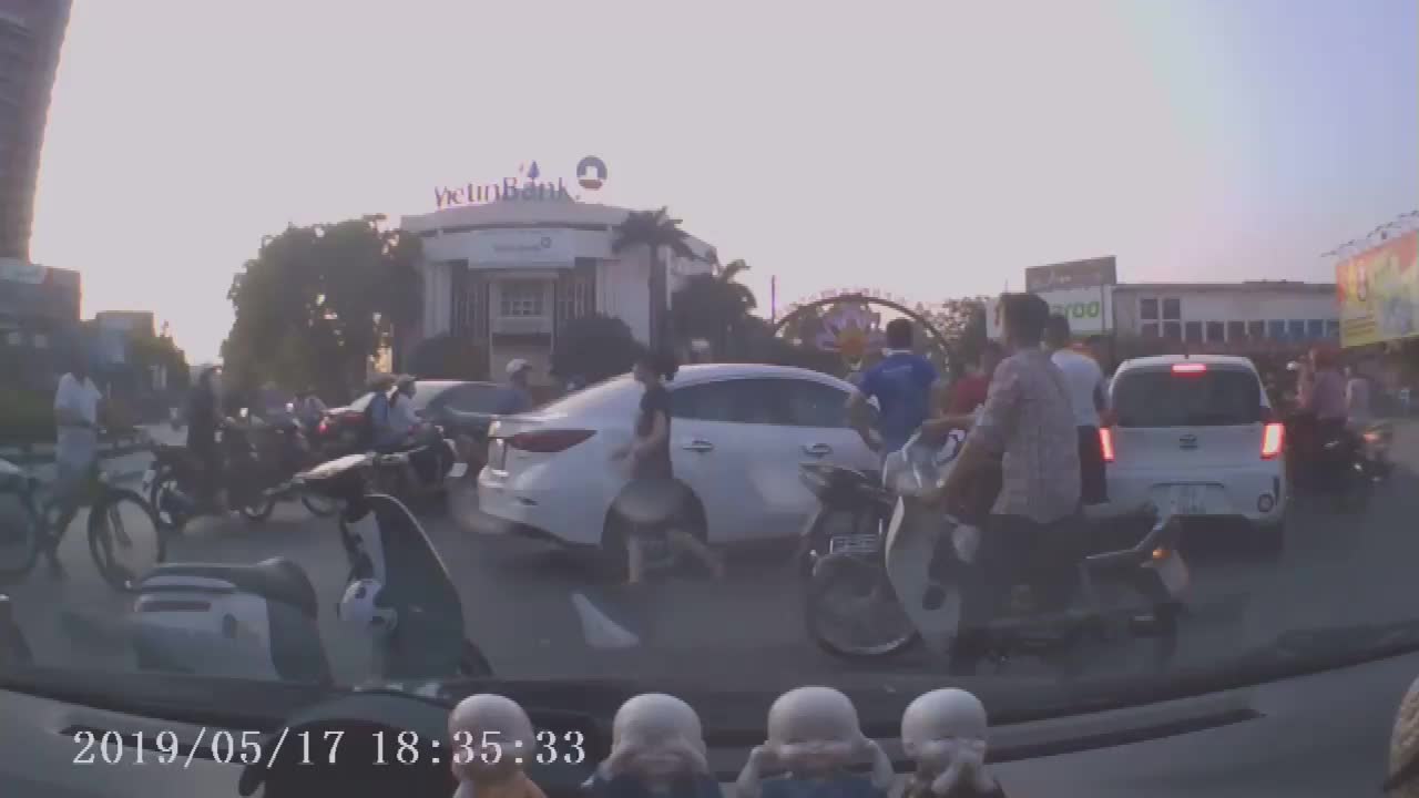 Video: Nữ tài xế "ủi" hàng loạt phương tiện giữa phố Hải Dương