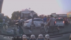 Video: Nữ tài xế "ủi" hàng loạt phương tiện giữa phố Hải Dương