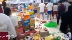 Video: Siêu thị Auchan tan hoang như "bãi chiến trường" vì khách đổ xô tới mua hàng thanh lý
