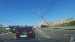 Video: Hãi hùng Range Rover chuyển làn húc tung ô tô, đổ sập cột điện ven đường