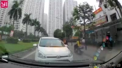 Video: Cố tình đi ngược chiều, nữ tài xế đứng thi gan