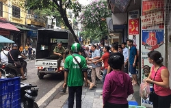 Video: Nam thanh niên cướp 3 khay vàng trên phố Hàng Bạc