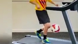 video fan nhi 6 tuoi cua barcelona tang va re bong tren may chay bo hut trieu view