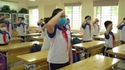 video canh sat bi duoi danh khi yeu cau chap hanh lenh phong toa phong covid 19