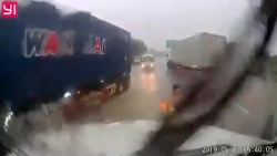 Video: Vặn nhầm tay ga vì vướng áo mưa, người phụ nữ lao thẳng vào đầu container