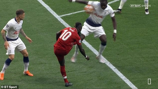 Video: Xem lại quả phạt đền gây tranh cãi tại chung kết Champions League