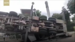 video tho tim canh me loang choang tay lai khien em be roi xuong duong suyt bi xe tai can len nguoi