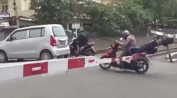 Video: Thanh niên chở cô gái liều lĩnh vượt barie đường tàu