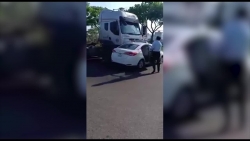 video container vao cua au khien ca toa bi lat gay nao loan duong pho