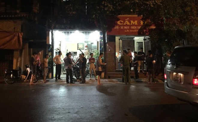 nghet tho giai cuu nu chu tiem cam do bi khong che bang dao va bay dien