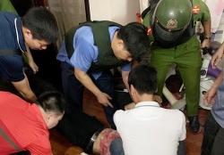 Nghẹt thở giải cứu nữ chủ tiệm cầm đồ bị khống chế bằng dao và "bẫy điện"