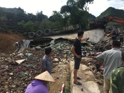 Video: Kịch tính màn giải cứu người phụ nữ bị khối bê tông nặng hàng tấn đè ở Sơn La