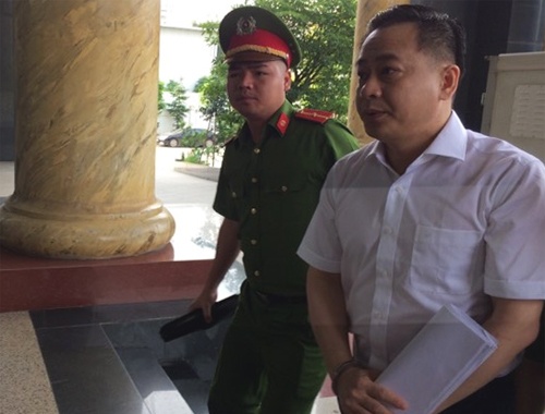 nhung hinh anh cua vu nhom va 2 cuu tuong cong an tai toa phuc tham ngay 106