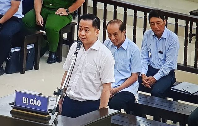 nhung hinh anh cua vu nhom va 2 cuu tuong cong an tai toa phuc tham ngay 106