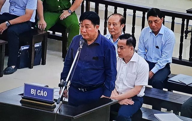 nhung hinh anh cua vu nhom va 2 cuu tuong cong an tai toa phuc tham ngay 106