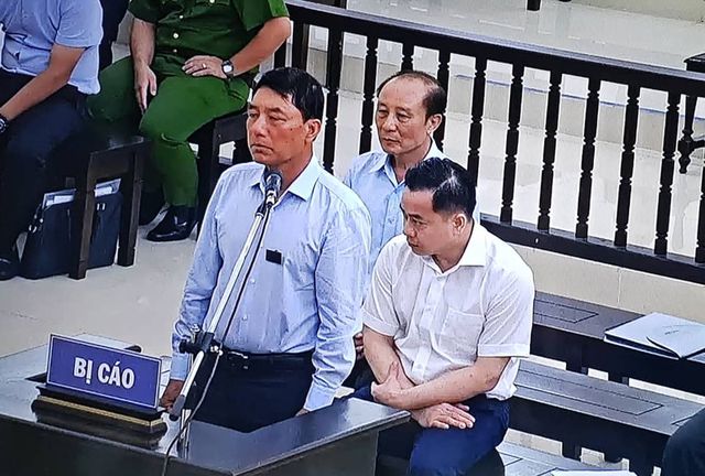 nhung hinh anh cua vu nhom va 2 cuu tuong cong an tai toa phuc tham ngay 106