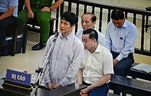 nhung hinh anh cua vu nhom va 2 cuu tuong cong an tai toa phuc tham ngay 106