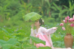 Chùm ảnh: Hương sắc sen Hồ Tây hút hồn người Hà Nội bất chấp cái nóng hơn 40 độ C