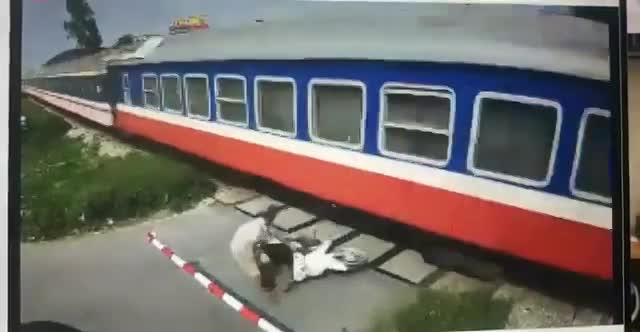 Video: Cú bẻ lái "thần sầu" giúp người đàn ông thoát chết khi cố vượt barie