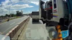 video tu nga xuong duong nguoi dan ong bi xe tai can tu vong