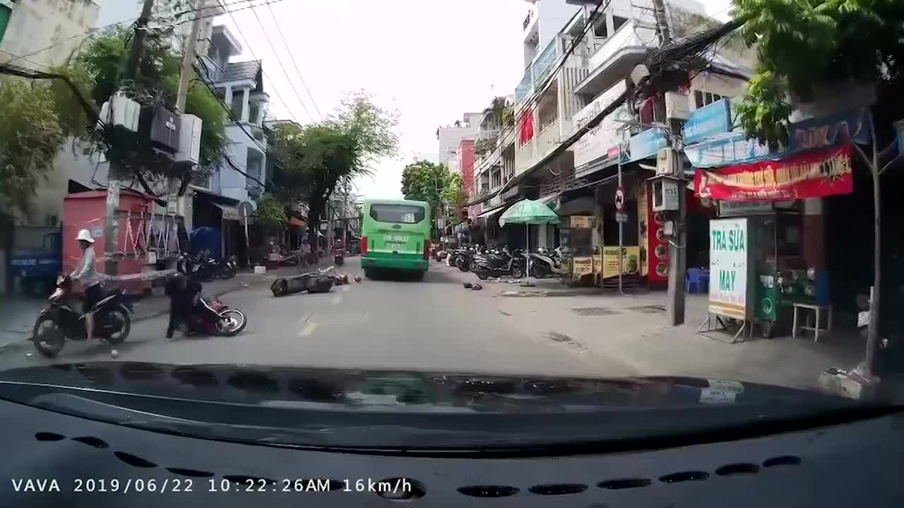 Video: Khoảnh khắc cô gái suýt gặp "tử thần" trong gầm xe buýt