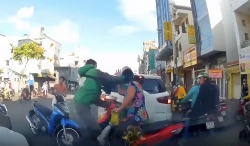 Video: Tài xế Grab cầm mũ bảo hiểm đập vào đầu người phụ nữ vì tranh lối đi
