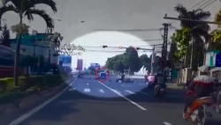 Video: Ô tô lao như tên lửa "ủi" bay hàng loạt phương tiện đang dừng đèn đỏ