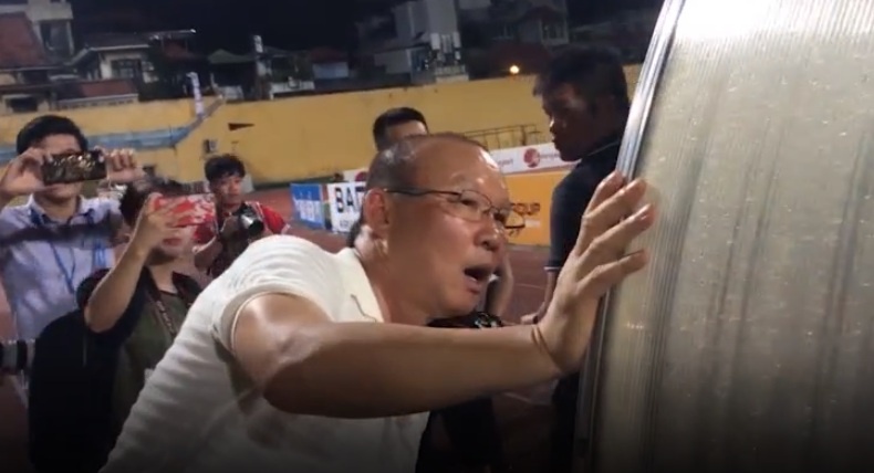 HLV Park Hang Seo dự khán sân Hàng Đẫy: "Bắn tín hiệu vui" về đàm phán với VFF