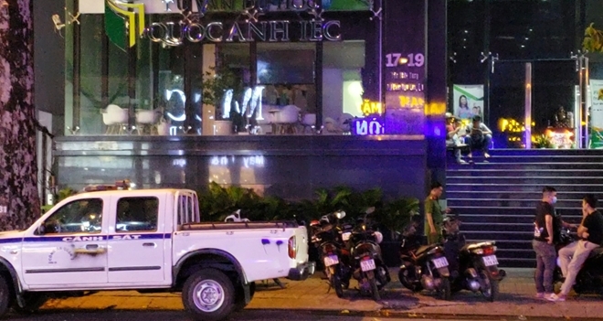 hon 10 nguoi duoc moi len lam viec sau khi tru so cong ty cashwagon bi cong an kham xet