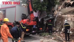 Video: Nhà 2 tầng trên phố Hàng Bông đổ sập trong đêm