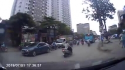 Video: Mazda CX-5 "ủi" bay hàng loạt phương tiện, lao đầu lên vỉa hè